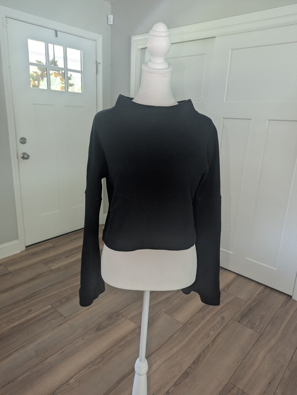 Noli Black Cropped Crewneck Sweatshirt